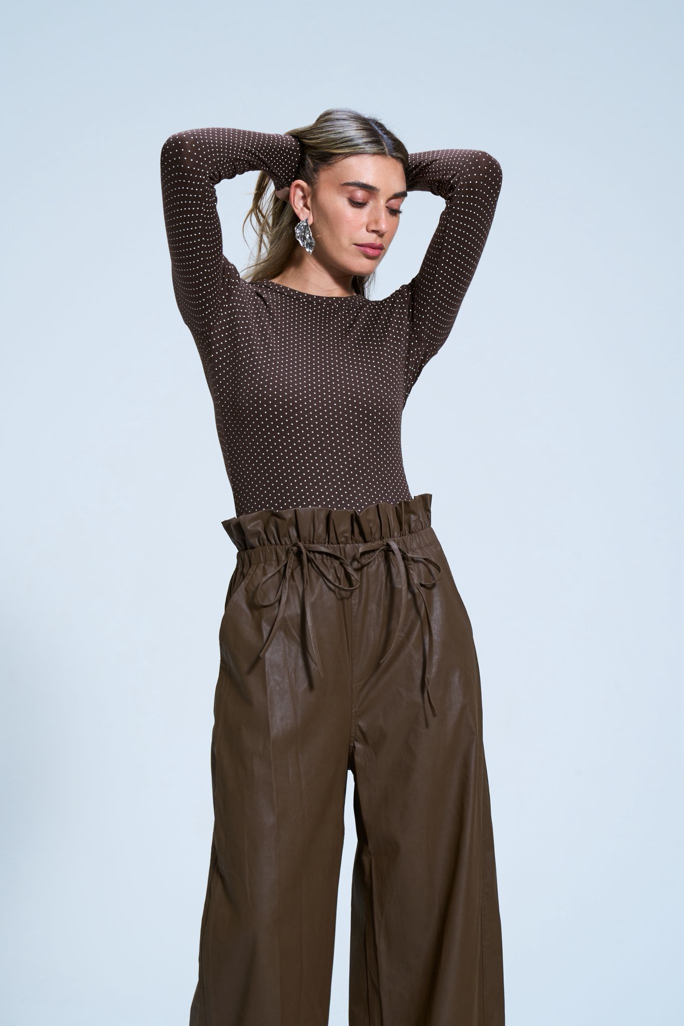 חולצת פיבי נקודות חומה – תמונה 3