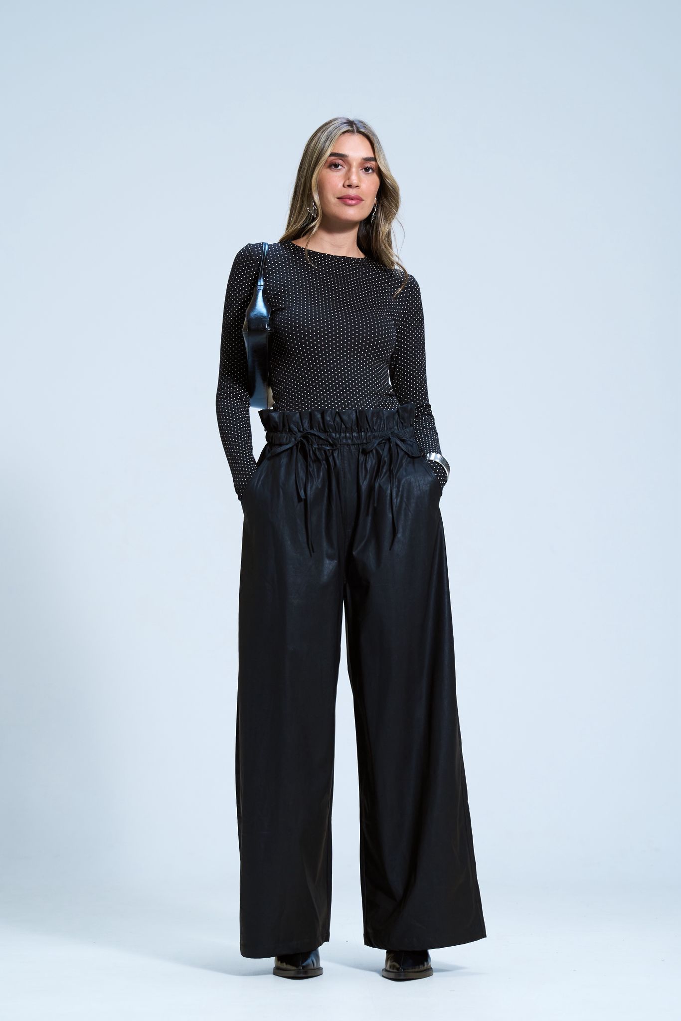 חולצת פיבי נקודות שחורה – תמונה 2