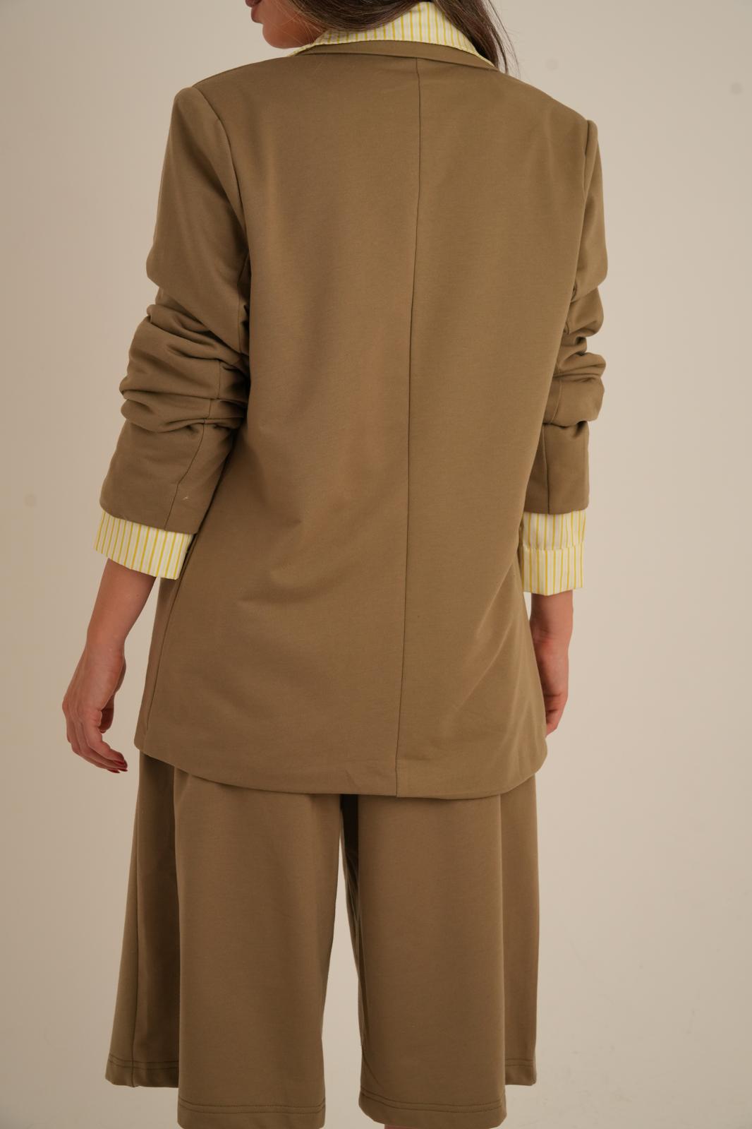 חליפת לואי חומה – תמונה 2