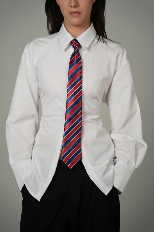 עניבת פסים אדומה