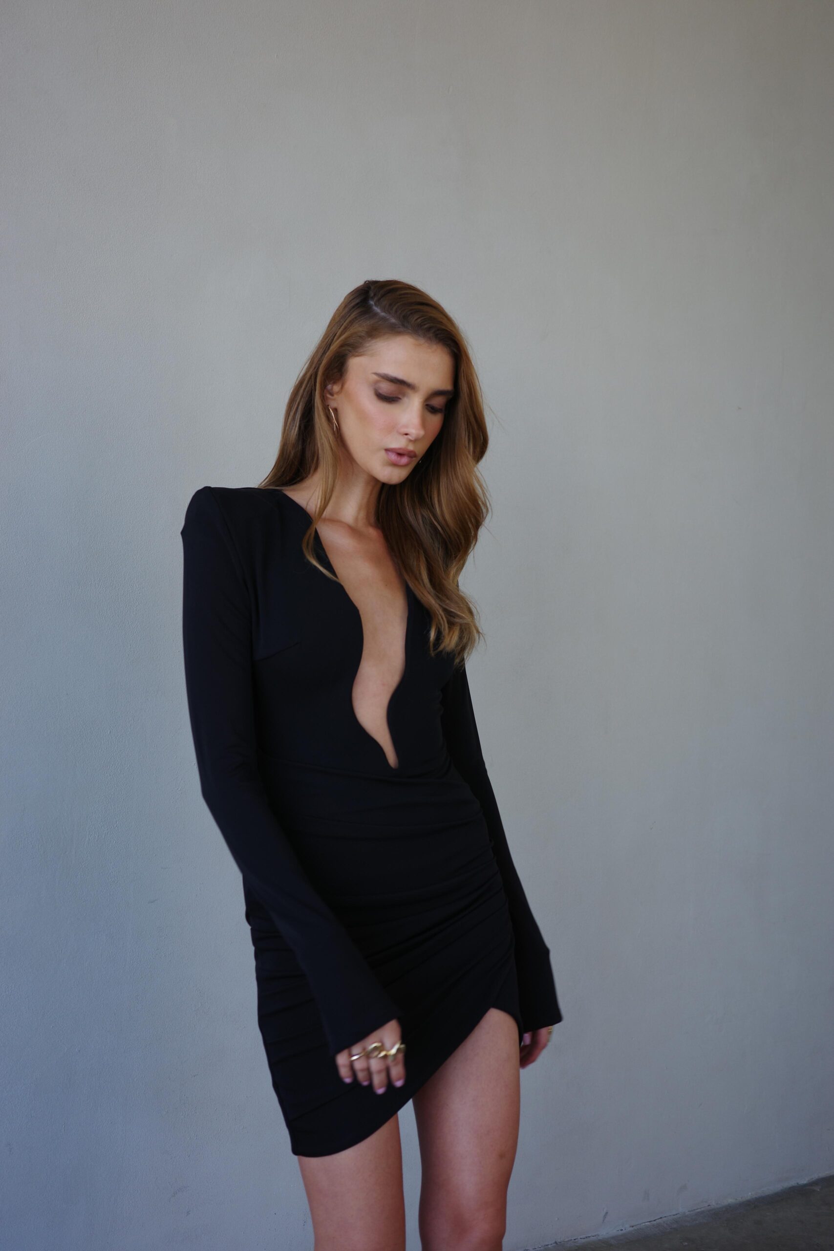 שמלת סאליס שחורה – תמונה 4