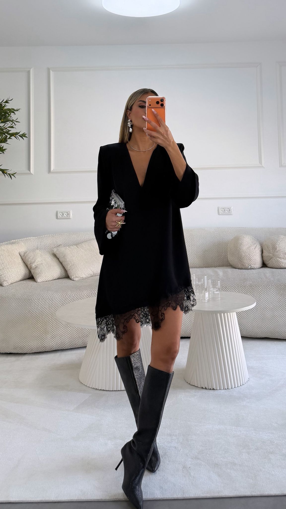 שמלת מוניק שחורה – תמונה 3