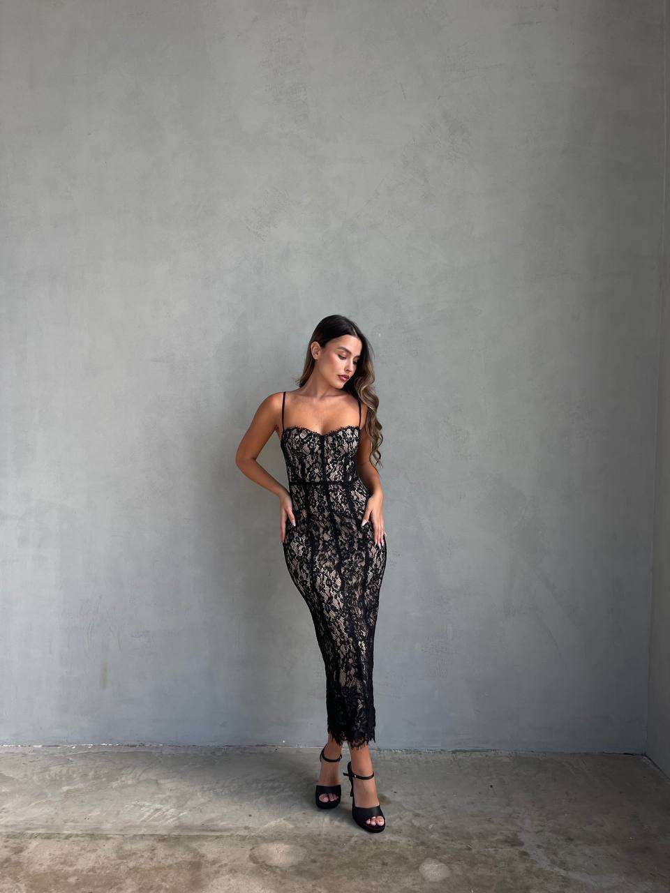 שמלת ניס שחורה – תמונה 5