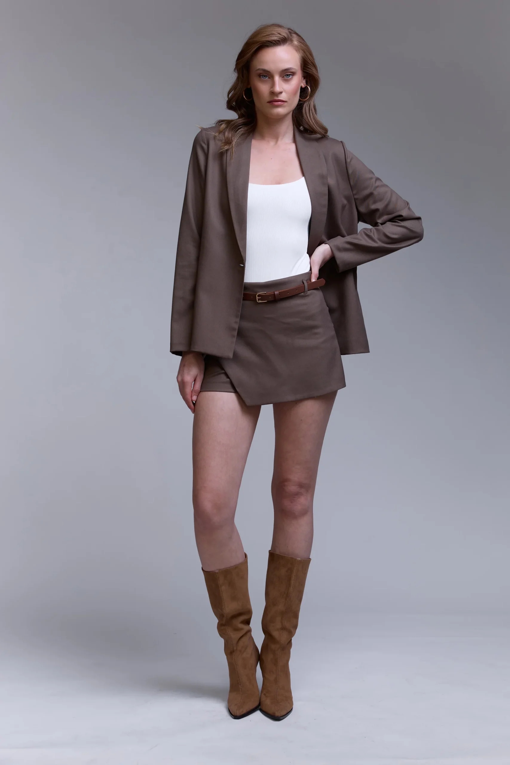 חליפת חצאית מכנס חומה – תמונה 3