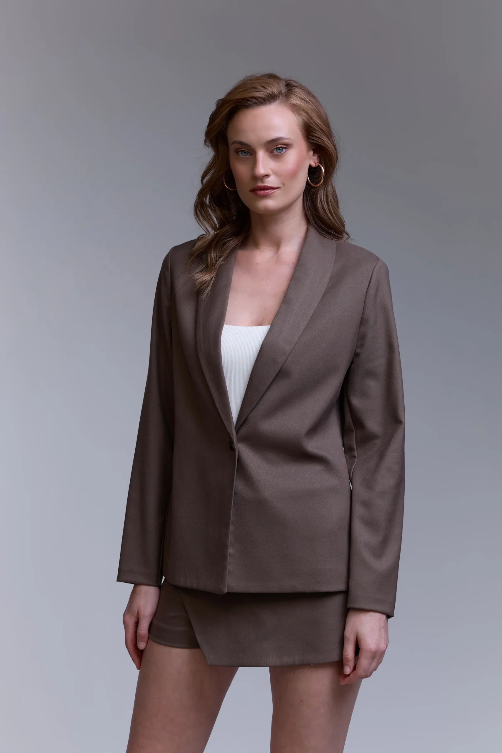 חליפת חצאית מכנס חומה – תמונה 2