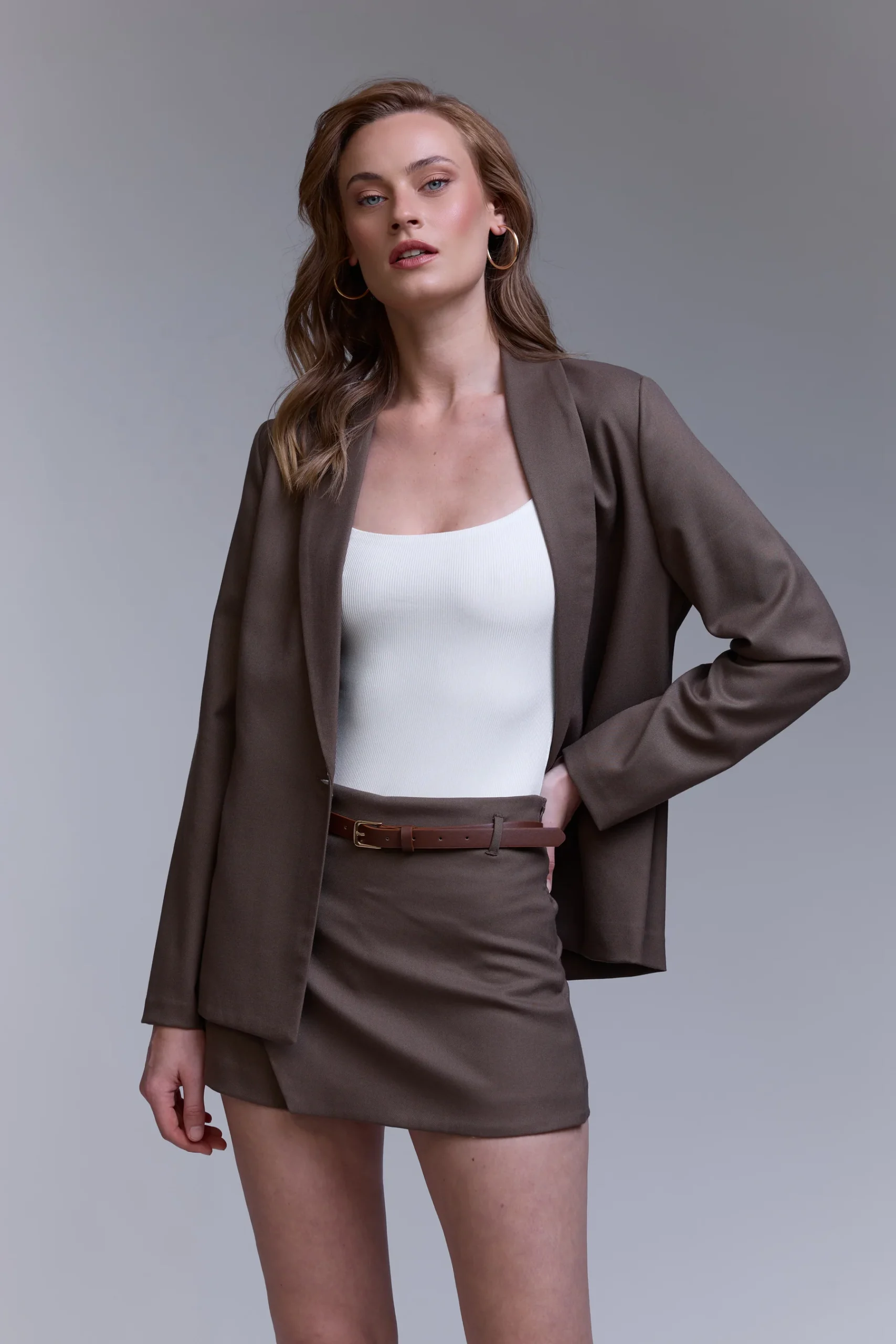 חליפת חצאית מכנס חומה