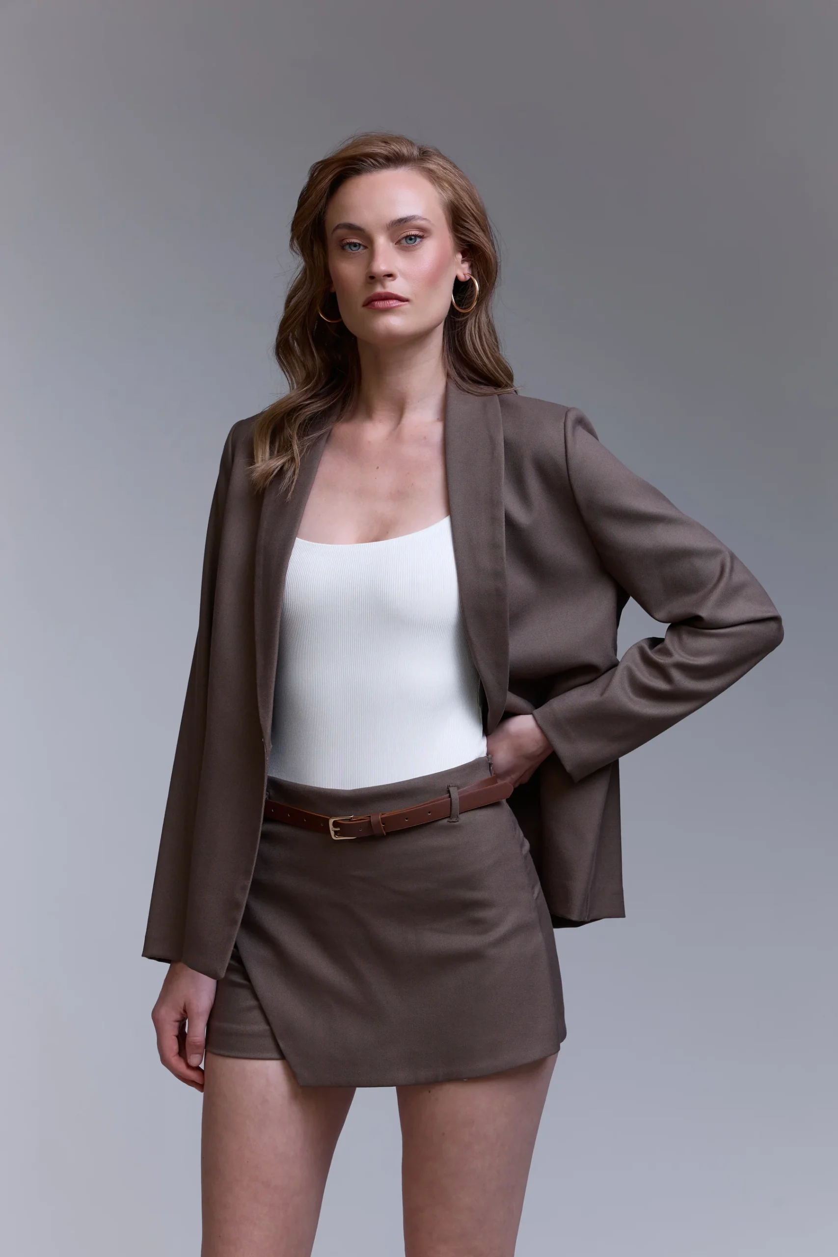 חליפת חצאית מכנס חומה – תמונה 6