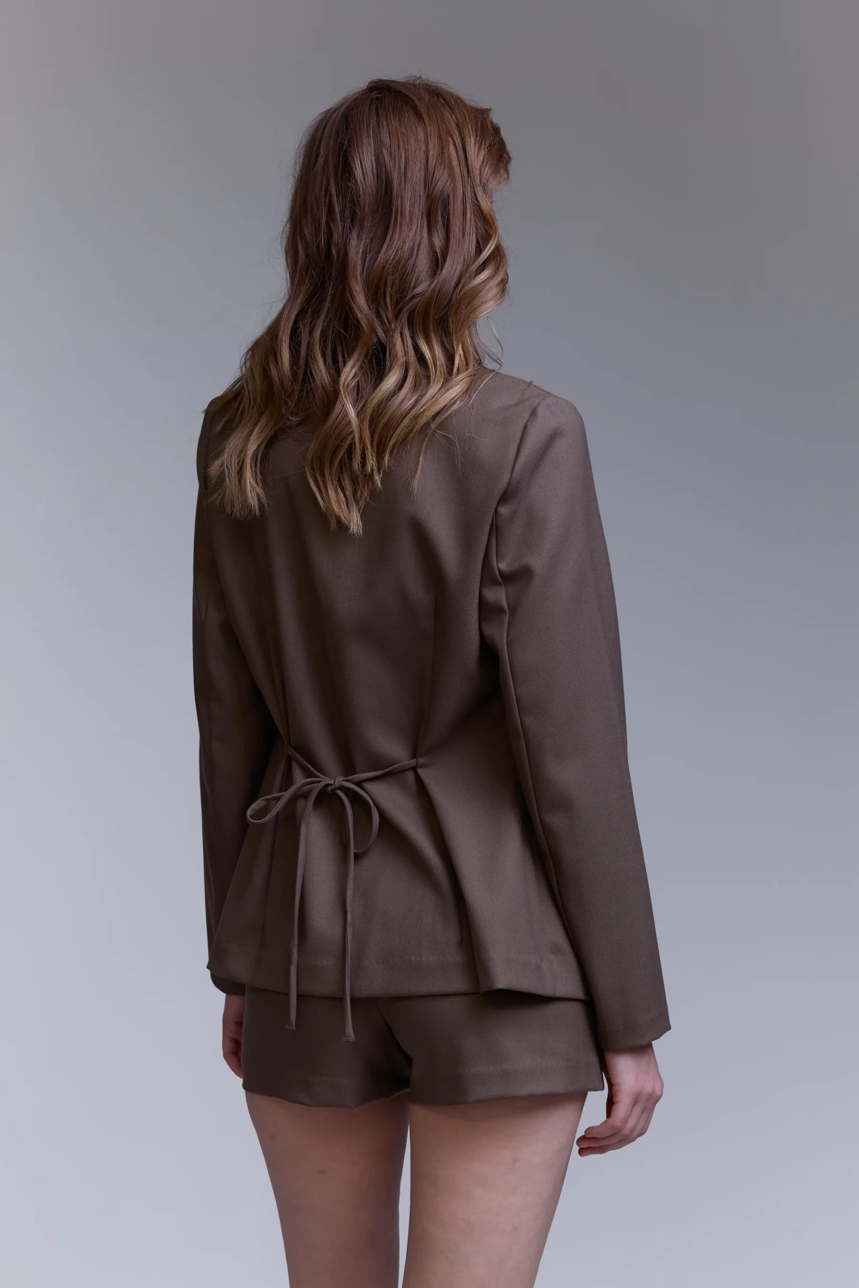 חליפת חצאית מכנס חומה – תמונה 4