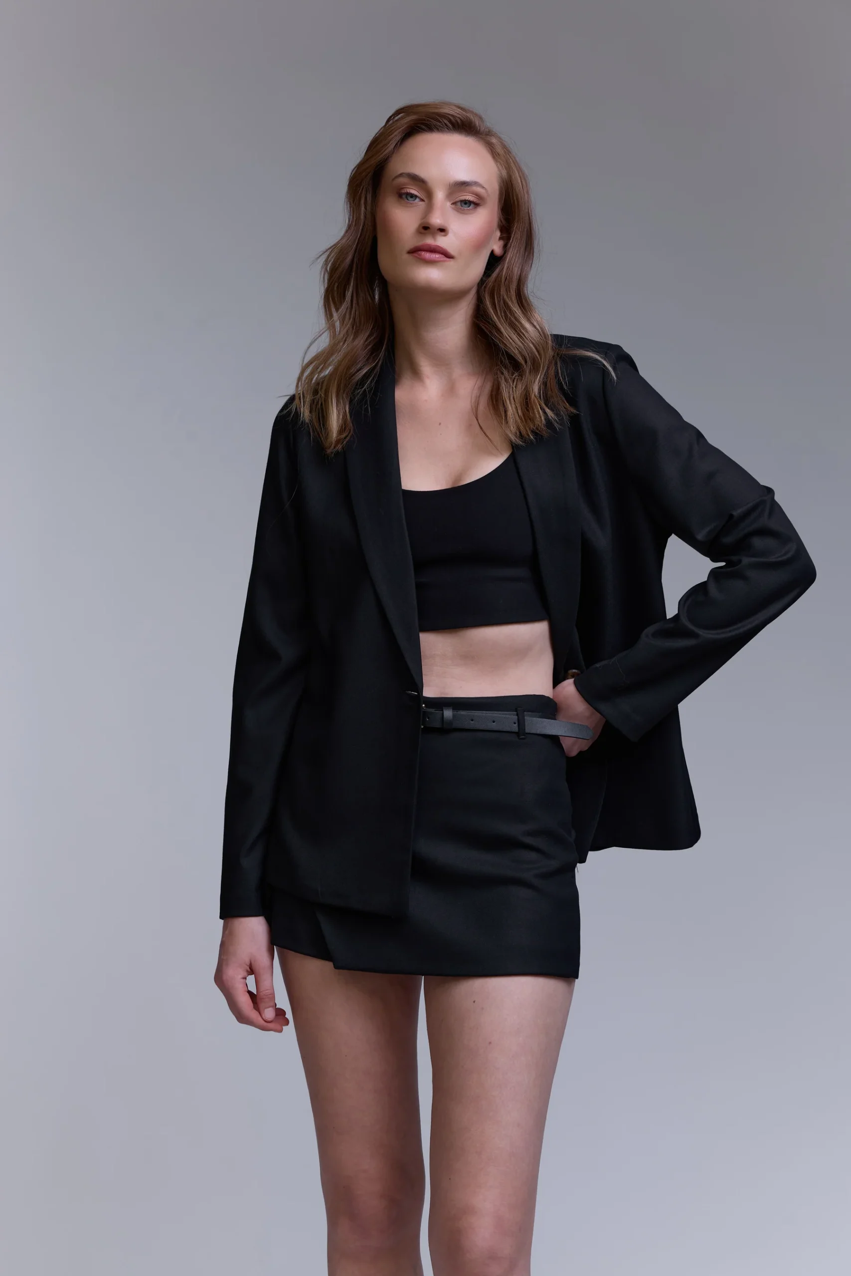 חליפת חצאית מכנס שחורה – תמונה 3