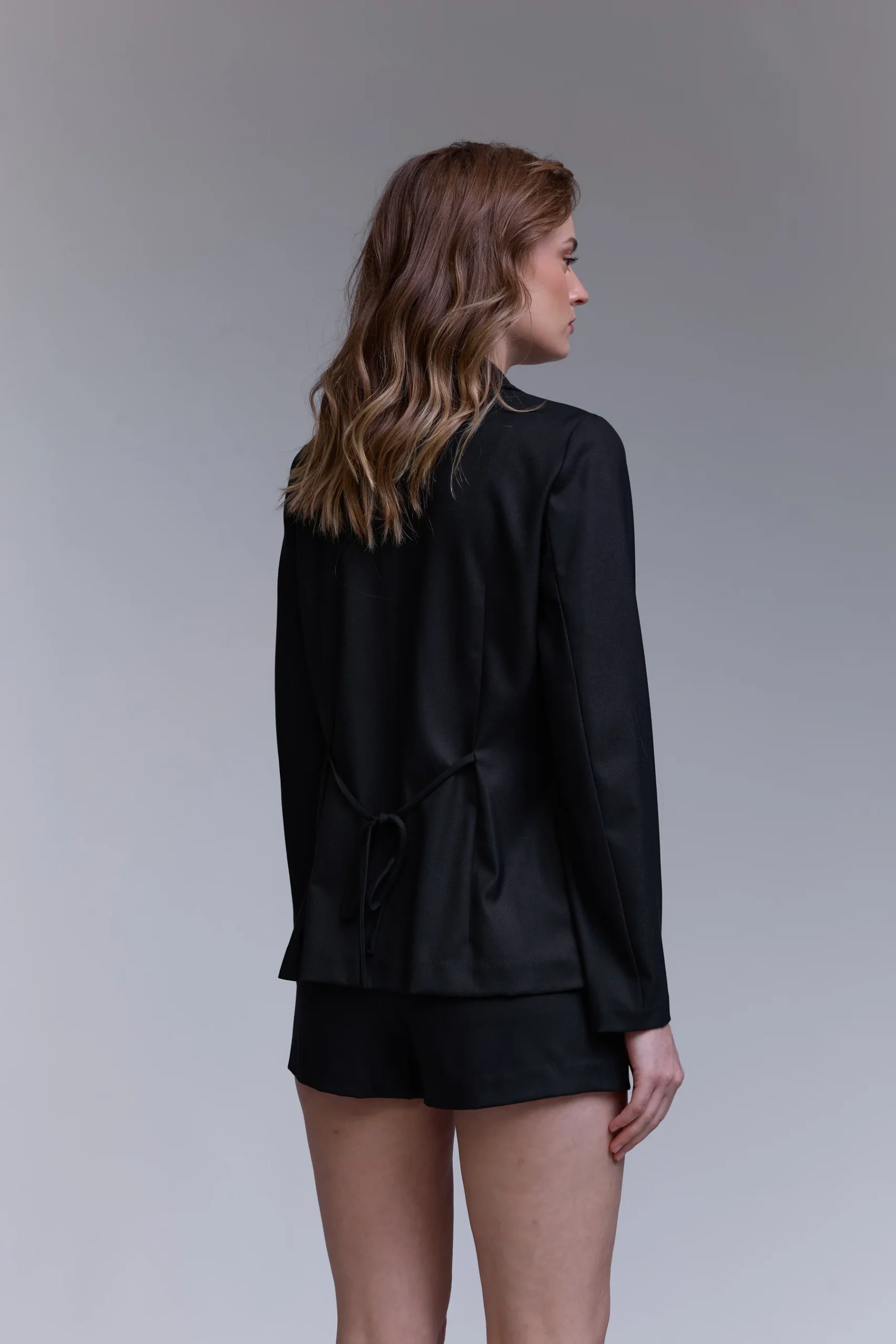 חליפת חצאית מכנס שחורה – תמונה 2