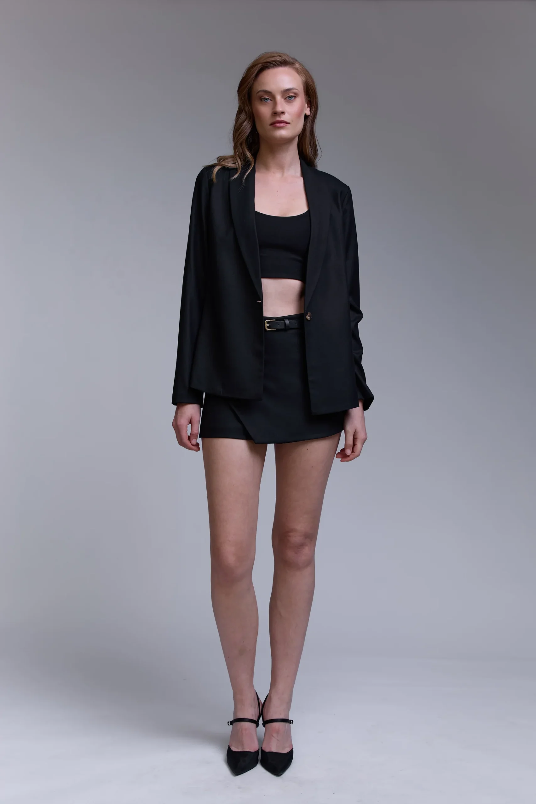 חליפת חצאית מכנס שחורה – תמונה 4