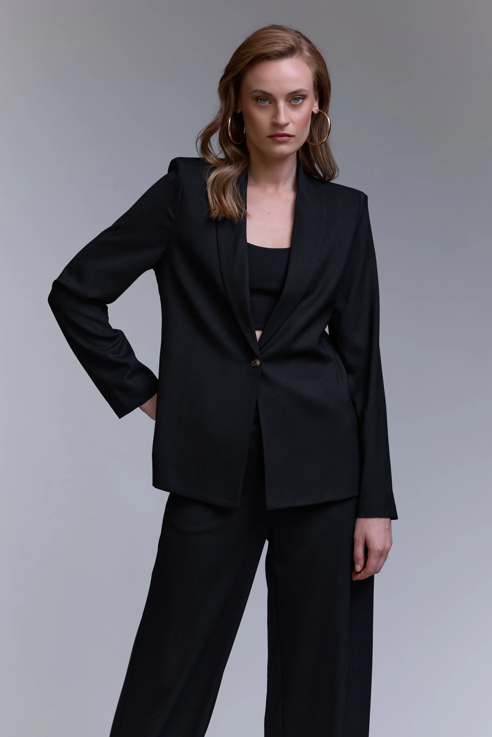 חליפת לקוסט שחורה