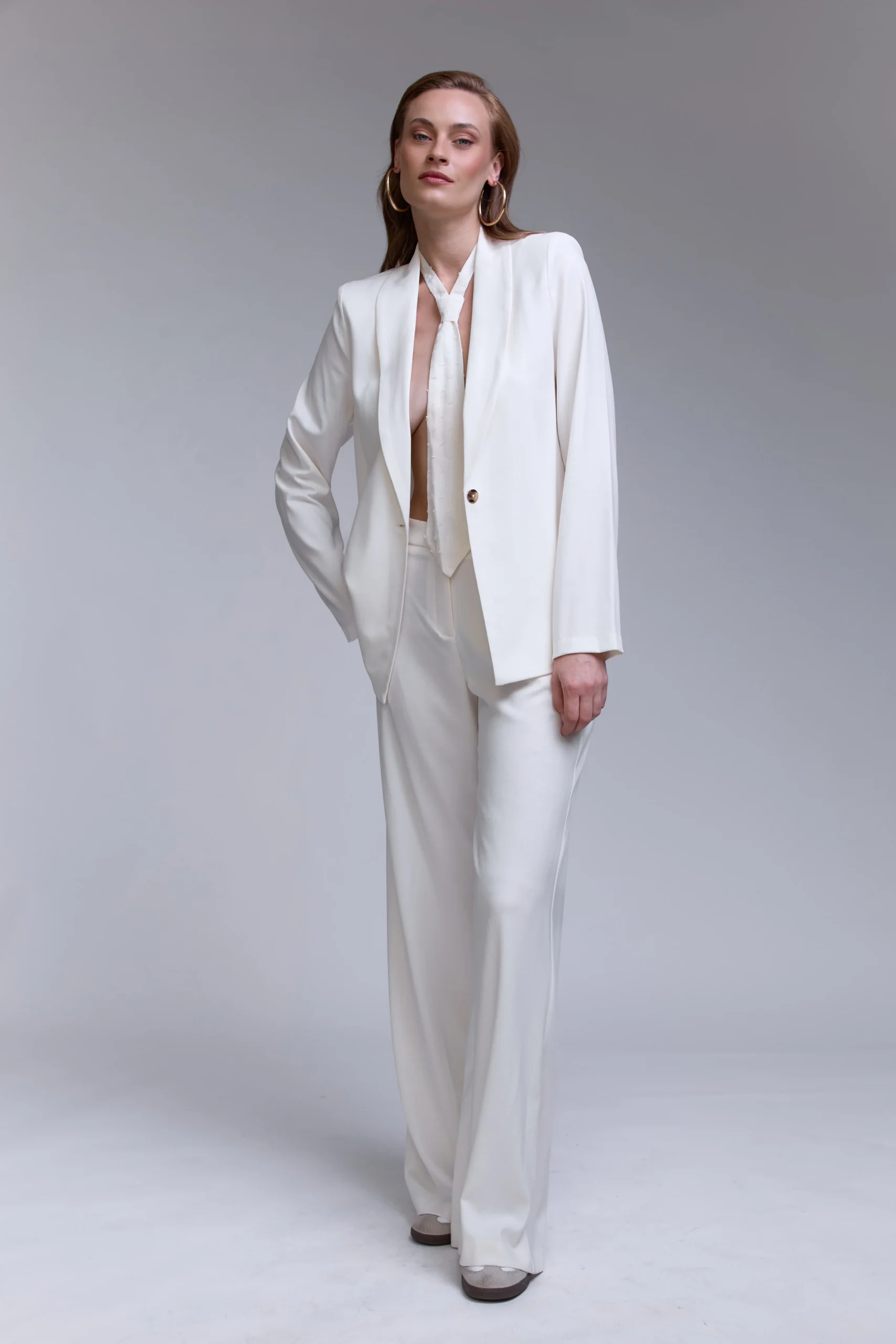 חליפת לקוסט שמנת – תמונה 3