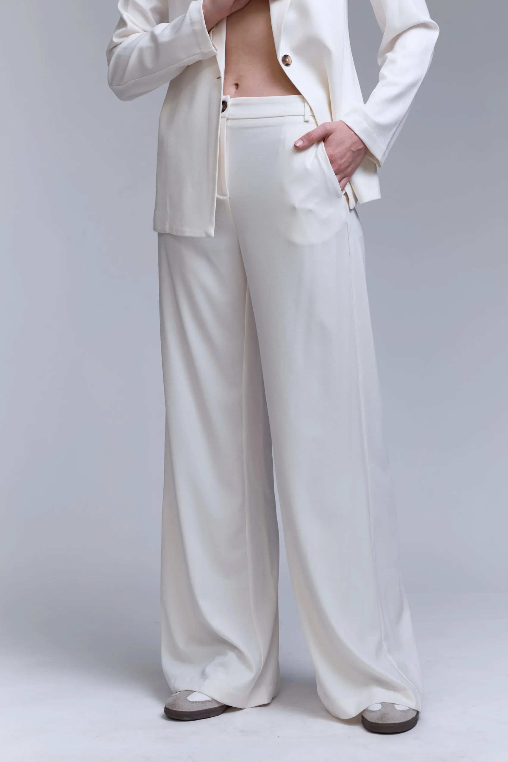 חליפת לקוסט שמנת – תמונה 4