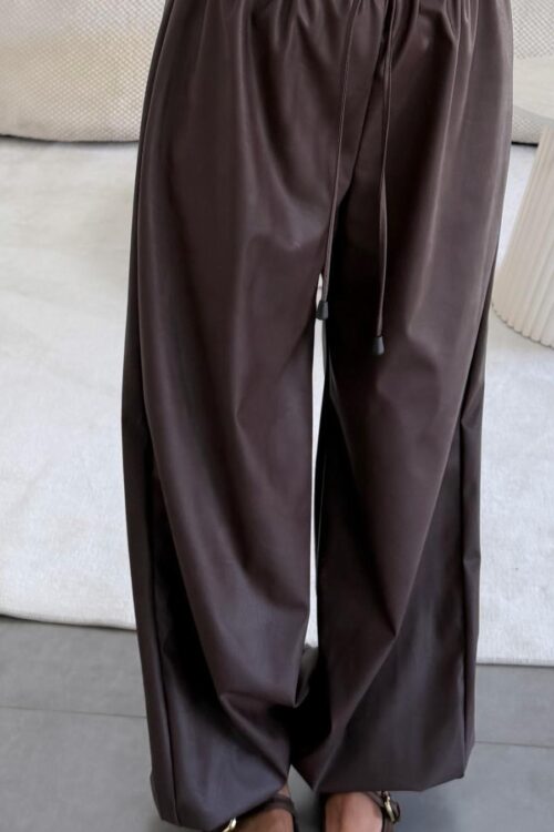 מכנס הולי דמוי עור חום