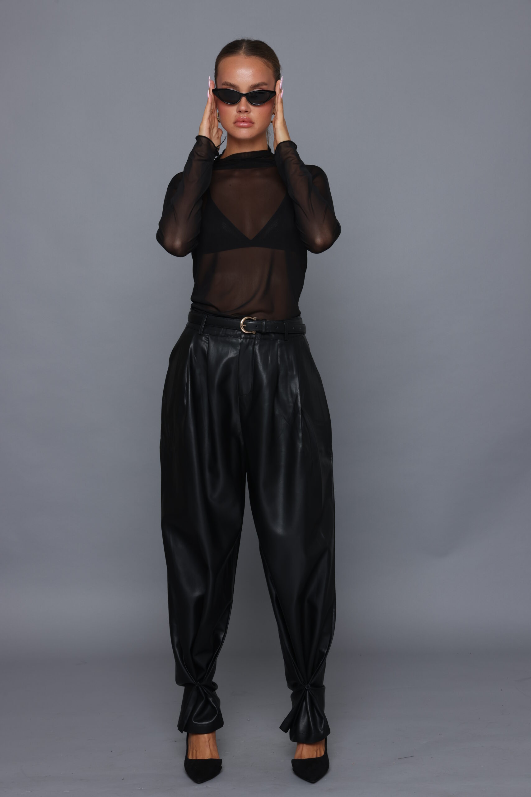 מכנס פניני דמוי עור שחור – תמונה 2