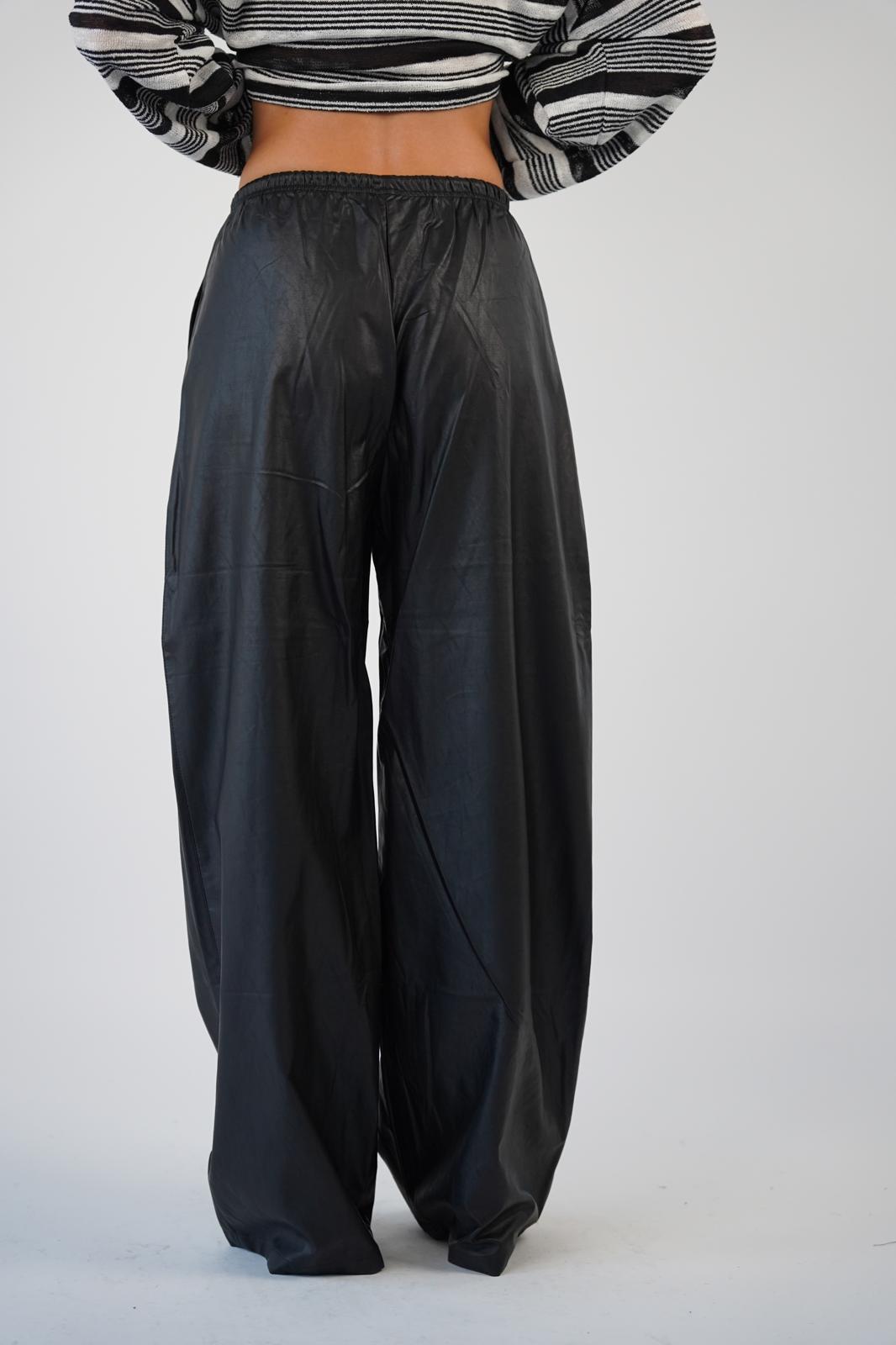 מכנס שיין דמוי עור שחור – תמונה 3