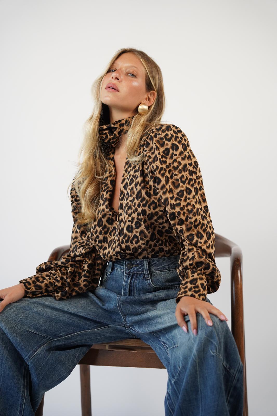 חולצת לואי מנומר חום – תמונה 2