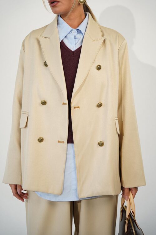 חליפת אלכסנדרה בז