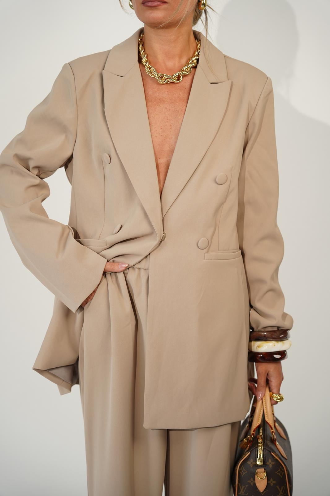 חליפת קיילי קאמל