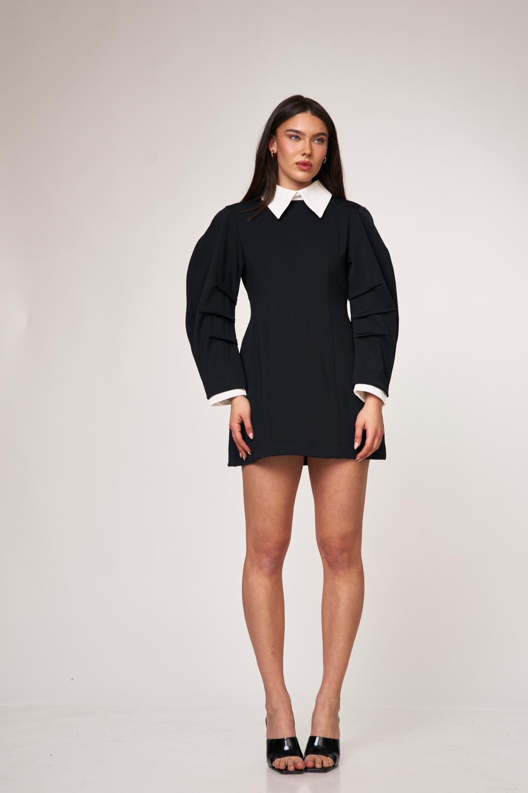 שמלת מייגן צווארון שחורה – תמונה 4