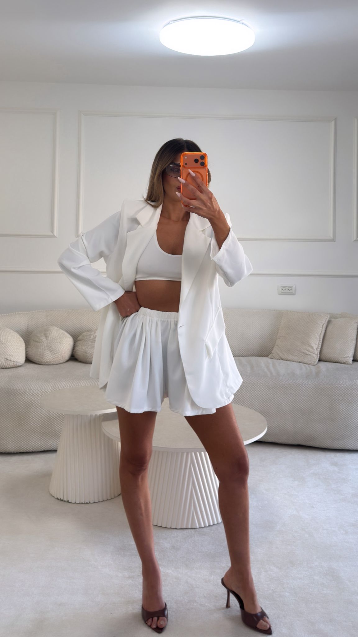 חליפת פאר לבנה – תמונה 3