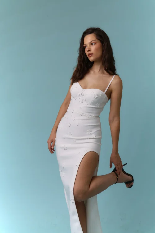 שמלת פרחים לבנה